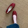 Sapatos de casamento Chuyuji estilo francês, rasos, vermelhos, femininos, novo modelo de verão 2026, sapatilhas prateadas com laço