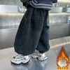 Calças Jeans Forradas com Pelúcia para Meninos Calças Quentes de Lã de Cordeiro Espessadas para Crianças 2026 Novo Inverno Calças de Estilo Coreano Lanternas para Crianças
