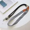 Correa de Hombro Cruzada Retro Tres en Uno Versátil para Exteriores Antirrobo Lanyard para Teléfono, Usable como Correa para el Cuello, Correa de Muñeca Estampada en Cuero