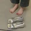 Sandálias Chinelos Abertas Leves de Luxo na Moda para o Verão de 2026, Novos Sapatos Femininos Quadrados Suaves e Simples para Uso Externo
