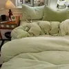 Nuevo juego de ropa de cama de terciopelo de leche de alta densidad, minimalista y sin marca para 2026, de tres o cuatro piezas, que incluye una funda de edredón, para uso doméstico, con un diseño más grueso y amigable con la piel