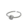 Anillo liso de metal con circonita para mujer, diseño de nicho de lujo ligero, anillo de dedo de alta gama con diseño de comida, anillo simple de viento frío.