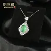 Colgante de Cabujón de Calcedonia Blanca Hielo Natural de Alta Calidad al por Mayor con Incrustación Completa de Diamantes, Lujo Ligero, Sensación de Alta Gama, Estilo de Nicho Exquisito, Collar para Clavícula