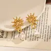Pendientes Yingtai de Acero Inoxidable y Acero de Titanio con Colgante de Caballito de Mar y Perla de Imitación Pulidos Finamente con Recubrimiento al Vacío en Oro de 18K Que No Se Desvanecen para Mujer