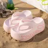 Chanclas de suela gruesa con estampado de letras para mujer, modernas y versátiles para usar al aire libre en verano, con sensación cómoda, antideslizantes y diseño que aumenta la altura.