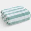 Atacado de fábrica borda de toalha de banho em fleece de coral borda cortada macia absorvente sem fiapos secagem rápida toalha de praia para meninos e meninas