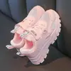 Tênis Esportivo Infantil 2026 Primavera/Verão Novo Sapato Infantil Vazado de Tela Simples Tênis Respirável Infantil para Corrida Sapatos para Apresentação Escolar