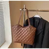 Bolsa Tote Acolchada de Gran Capacidad para Mujer Otoño 2025 Nuevo Versátil Accesible Lujo Elegante Casual Bolso de Hombro/Axila