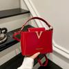 Nuevo 2025 Bolso Decorativo Simple en Forma de V Moda Ins Elegante Bolso Cubo Pequeño para Mujer de Hombro Cruzado de Moda