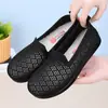 Zapatos de verano de malla transpirable de corte bajo con suelas blandas y ajuste ancho, zapatos casuales para mujer, mocasines slip-on huecos de fly-knit, zapatos de mamá