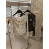Chá Verde Limão 2026 Outono Estilo Coreano Bolinhas Versátil Slim-Fit Design Ombro a Ombro Manga Longa Blusa Roupas Femininas 11273