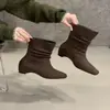 2025 Novas Botas de Moda Outono-Inverno com Zíper nas Costas Estilo Coreano Bico Quadrado Camurça Salto Interno Bloco Botas Empilhadas para Mulheres
