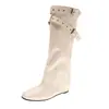 Guarde para você~Botas de moda retrô de salto plataforma outono e inverno cor marrom de cano alto bico fino com fivela de cinto elegante botas de montaria 2026