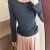 Top base ombro a ombro com gola angular suave estilo francês para mulheres, coleção de outono 2025, malha elegante que acintura, com mangas compridas