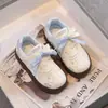 Zapatillas de entrenamiento estilo alemán para niñas, estilo coreano, nueva colección 2026, zapatillas de suela gruesa, bonito diseño bordado, zapatos blancos casuales para estudiantes de primaria, de moda