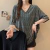 Camiseta de Manga Curta com Decote em V e Fenda Tamanho Plus Size para Mulheres Verão 2025 Nova Solta Efeito Emagrecedor Gordura mm Top para Mulheres
