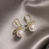 Pendientes de flores con gotas de aceite blanco y aguja de plata, elegantes y nuevos, de Corea del Sur, ligeros, lujosos y de alta calidad.