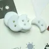 Botões de Resina Novos de Fábrica em Formato de Meia-Lua Acessórios para DIY Versáteis Decorativos Botões de Meia-Lua com Dois Furos para Camisas