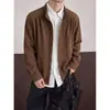 Camisa de pana para hombre de otoño, con retazos de color block y manga larga, una prenda exterior sofisticada y elegante con corte clásico y una estética "old money".