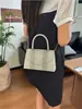Bolso de mano con adornos de diamantes para mujer, nuevo bolso de hombro con cadena de moda de verano 2026, bolso cuadrado pequeño de alta gama, bolso cruzado versátil