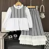 Conjunto de Dos Piezas Nuevo para Niñas: Top Estilo Coreano con Mangas Abullonadas y Pantalones de Cuadros con Encaje