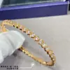 Pulseira Shangmei Colmeia Banhada a Ouro 18K, Superfície de Colmeia com Diamantes, Totalmente Cravejada com Diamantes, Pulseira Hexagonal Empilhável Finamente Esculpida para Mulheres