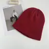 Gorro tejido blanco para mujer otoño e invierno estilo coreano moderno combinable con todo color liso circunferencia de cabeza grande gorro de lana pullover postparto