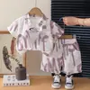 Conjunto de Roupas de Verão para Meninos 2026 Novo Estiloso Fashion Letra Camiseta de Manga Curta Bebê de 1 Ano 3 Anos Conjunto de Três Peças Tendência