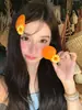 Pinza para el Cabello Estilo Vacaciones de Verano en la Costa con Conchas y Margaritas Naranja Frescas y Dulces, Accesorio para el Cabello Versátil de Nicho con un Ambiente Vibrante