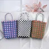 Bolsa Tejida Nueva de Fábrica Bolsa Cuadrada Pequeña Bolsa de Cesta de Plástico para Verduras Color Cesta Pequeña Coincidencia de Foto Bolsa de Playa Bolsa de Mujer
