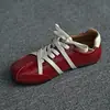 Zapatos de entrenamiento alemanes planos rojos con cordones para mujer, nuevo modelo 2026, punta redonda, con correa cruzada, zapatos casuales deportivos