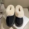 Botas de neve curtas da moda para mulheres, sapatos de pelúcia grossos com forro de fleece para o inverno, novo estilo 2026, sola grossa, quentes, calce fácil, sapatos de algodão