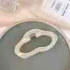 Grampo de Cabelo Francês Retro com Recorte de Meia-Lua para Mulheres 2025 Novo Elegante Prendedor para a Parte de Trás da Cabeça Elegante Grampo de Tubarão