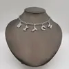 Collar con Colgante de Letra Inglesa con Incrustaciones de Diamantes de Aleación Estilo INS Europeo y Americano Joyería con Pedrería de Diamantes Brillantes para Mujer Collar con Colgante
