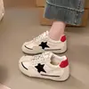 Zapatillas de entrenamiento alemanas para mujer que aumentan la altura, desgastadas, con estampado de estrellas, colección de otoño 2026 de moda, zapatos casuales retro de suela gruesa estilo Forrest Gump