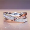 Anillo de Moda Europeo y Americano de Dos Tonos con Forma de X Cruzada y Tachonado de Diamantes - El Más Vendido de Tilini