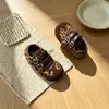 Sapatos de Couro com Bolinhas para Meninas 2026 Nova Coleção Primavera/Outono Sapatos Macios Confortáveis Estilo Princesa Infantil Flats Estilo Retrô Estampa de Leopardo Tendência