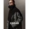 Un imprescindible para crear looks con estilo: un chal de cuello alto de lana merino superfina con una abertura, que ofrece múltiples formas de llevarlo
