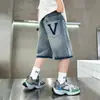 Shorts Jeans de Verão para Meninos 2026 Novo Estilo Roupa Infantil Versão Coreana Fresco e Estiloso Roupa de Trabalho Versátil Calça de Cinco Pontos Calça de Comprimento Médio
