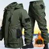 Nuevo Plus Terciopelo Otoño/Invierno Plus Terciopelo Cortavientos Impermeable Cálido Holgado Multibolsillo Táctico Ropa de Montañismo Conjunto Transfronterizo