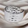 Anillo de acero inoxidable hueco elegante estilo europeo y americano para mujer, lujo ligero, sentido de alta gama, apertura ajustable, titanio no descolorante