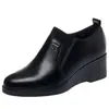Plataforma de Comércio Exterior Transfronteiriça Sapatos de Salto Sapatos de Couro Femininos 2026 Novo Estilo Sapatos Femininos de Fundo Plano para Meia-Idade e Idosos Couro Macio Sapatos para Mãe Primavera e Outono Sapatos de Salto Único