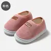Chinelos infantis e sapatos de algodão para outono e inverno, primeiros sapatos de caminhada para bebês, chinelos de algodão antiderrapantes para uso interno, quentes e confortáveis, estilo slip-on, atacado