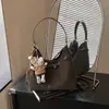 Bolso de hombro estilo retro para mujer, perfecto para exportación, con un aspecto sofisticado, diseño versátil y múltiples usos como mochila o bolso cruzado, hecho de gamuza