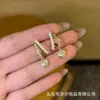 Pendientes de Perla Geométricos Micro-Pavimentados de Lujo Ligero S925 Moda Femenina Pendientes de Circonita Pendientes de Diseño de Nicho Elegantes para el Trabajo
