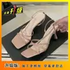 Zapatos de Tacón Alto de Tacón Medio Cuadrados Impresionantes con Tiras Cruzadas Estilo Francés Sandalias de Tacón Alto Abiertas Talla Grande Modelo Nuevo Verano 2025 para Mujer