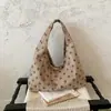 Bolsa Casual de Grande Capacidade Feminina 2026 Outono Inicial Nova Leve para o Dia a Dia Trabalho Bolsa de Ombro Único Estampa de Bolinhas Bolsa Tote Saco