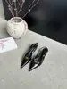 Zapatos Negros de Tacón Alto de Venta Caliente Primavera 2026 para Mujer, Tacón de Aguja, Zapatos de una Sola Tira con Hebilla en V, Sandalias de Punta Fina, Zapatos de una Sola Tira con Correa Trasera y Tacón Kitten