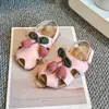 Sandálias Femininas com Biqueira Aberta 2026 Novo Estilo de Verão Calçados Infantis Sapatos de Princesinha para Meninas Sola Macia Antiderrapante Sapatinhos de Bebê Modernos