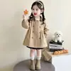 Abrigo para Niñas de Comercio Exterior, Primavera y Otoño 2026 Nuevo Estilo Coreano Gabardina Infantil a Cuadros con Cuello, Elegante Abrigo de Bebé, Ropa Infantil